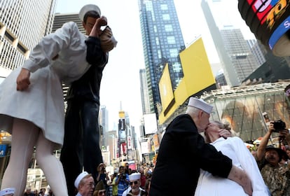 Cientos de parejas se besaron hoy en la turística Times Square de Nueva York para recordar el 70 aniversario del icónico beso de un marinero y una enfermera para celebrar el fin de la II Guerra Mundial en ese mismo lugar. Vestidos como marineros y enfermeras, parejas de todas las edades recrearon así la famosa foto del beso del marino Gleen Edward McDuffie y la enfermera Edith Shain al conocer el fin del conflicto.