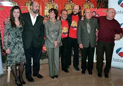 De izquierda a derecha, Carmen Vicente, Antonio Resines, Concha Velasco, Jesús Bonilla, Santiago Segura, Chiquito de la Calzada y Alfredo Landa.