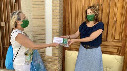 Gines reparte 100.000 mascarillas a través del proyecto solidario 'Máscaras de luz', coordinado por el Ayuntamiento.