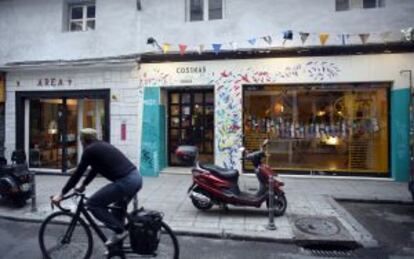 Dos de las tiendas de la calle Noviciado, una de las más populares del barrio de Conde Duque.