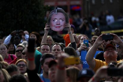 Un seguidor de Hillary Clinton sujeta una imagen de la candidata demócrata durante un acto de campaña, el 28 de octubre, en Cedar Rapids, Iowa (EE UU).