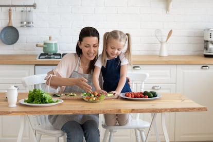 Controlar la ingesta de grasas y azúcares, evitar el alcohol, tomar cinco raciones diarias de frutas y verduras e incorporar más alimentos con fibra son los pilares de la salud.