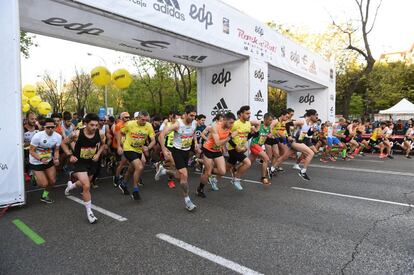 Cientos de miles de aficionados han asistido a la prueba para animar a los atletas. En la imagen, salida de la Maratón de 10 kilómetros de distancia en el Paseo de la Castellana de Madrid.