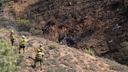 Integrantes de los servicios de Emergencias en las inmediaciones del lugar del suceso en Peralejos (Teruel).