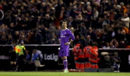 El delantero portugués del Real Madrid, Cristiano Ronaldo, reacciona ante el primer gol del Valencia.
