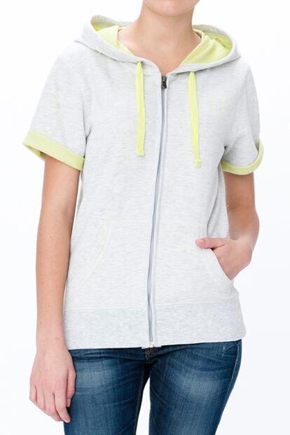 Sudadera de mujer con capucha y cremallera frontal color gris claro con remates en verde pistacho. De Roxy. (39 euros).