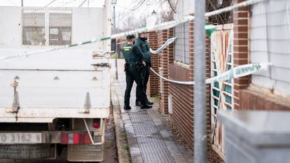 Dos guardias civiles frente a la vivienda donde han hallado asesinada a cuchilladas a una mujer embarazada en Escalona, Toledo.