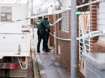 Dos guardias civiles frente a la vivienda donde han hallado asesinada a cuchilladas a una mujer embarazada en Escalona, Toledo.