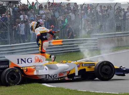 Fernando Alonso abandona su bólido en el GP de Canadá