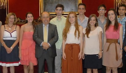 Torres-Hurtado, en el centro, con los mejores alumnos granadinos de selectividad.