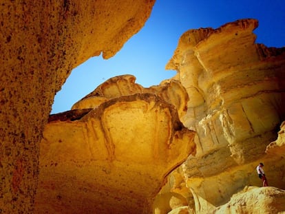 El salitre y el viento han erosionado estas areniscas costeras para formar un peculiar entorno de aire fantasmagórico. Este paisaje encantado en primera línea de playa es habitual escenario de 'performances' artísticas, objeto de deseo de fotógrafos y rareza natural protegida a los pies de la sierra de las Moreras, en Mazarrón.