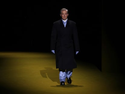 El actor Kyle MacLachlan abre el desfile de otoño/invierno 2022 de la firma italiana Prada, en Milán, el 16 de enero de 2022.