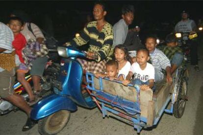 Habitantes de Banda Aceh, en la isla indonesia de Sumatra, huyen hacia el interior tras sentir los primeros temblores.