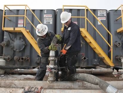 Dos trabajadores en una explotaci&oacute;n de &#039;fracking&#039; de Dakota del Norte (EE UU)