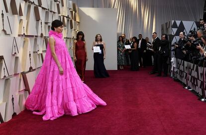 A atriz britânica Gemma Chan posa para fotos no tapete vermelho do Oscar 2019.