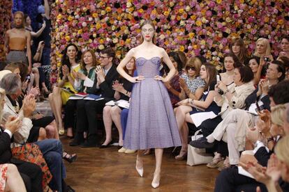Raf Simons ha cubierto cinco salones con casi un millón de flores para su primer desfile de alta costura en Dior. En la sala central, diseñadores como L’Wren Scott (de amarillo) se han sentado con Anna Wintour (con gafas de sol) y su hija.