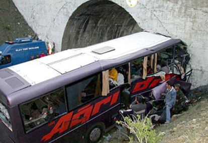 El autobús siniestrado ayer en Erzincan, al este de Turquía, en el que murieron 27 personas.