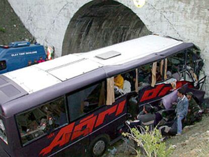 El autobús siniestrado ayer en Erzincan, al este de Turquía, en el que murieron 27 personas.