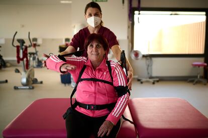 Milagros Azcona se rehabilita junto a la fisioterapeuta Amaia Aguas y un exoesqueleto después de que en 2009 sufriera dos ictus, en una fotografía tomada el 3 de enero en Pamplona (Navarra).