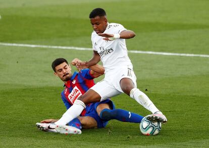 Rodrigo, jugador del Real Madriddisputa el balón con Sergio Alvarez del Eibar