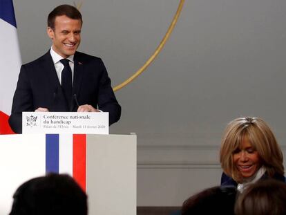 El presidente francés, Emmanuel Macro, y su esposa, Brigitte, durante la conferencia sobre la discapacidad, el martes en el Elíseo