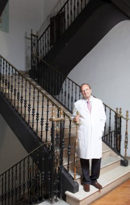 Fausto Galdo, en la escalera de la Real Academia Galega de Medicina. / XURXO LOBATO