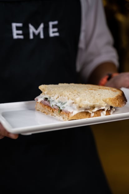El sándwich del bar Eme, cuya salsa es secreta, es toda una institución en Bilbao.
