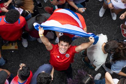 seguidor de la selección de Costa Rica celebra la clasificación de su equipo a la Copa Munidal 2022, en San José, el 14 de junio de 2022.