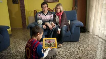 David y Cruz, los padres de Jonathan, con el pequeño en su casa de Vinaròs