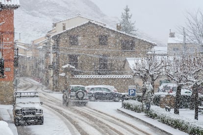 Varios coches circulan por Aliaga (Teruel), que este miércoles ha amanecido cubierta por la nieve. Las precipitaciones, detalla el metereólogo Rubén Del Campo, pueden ser, de nuevo, fuertes y persistentes y con tormenta y granizo en puntos del sur de Cataluña, norte de la Comunidad Valenciana y sur de Aragón. No se descartan en el este de Castilla-La Mancha, resto de Comunidad Valenciana y puntos de Murcia.
