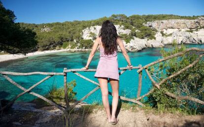 Vista de cala Macarella, en la isla de Menorca.