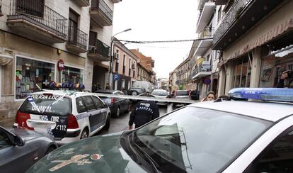 Vista de la calle Arenas tras el homicidio, este lunes.