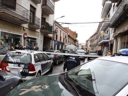 Vista de la calle Arenas tras el homicidio, este lunes.