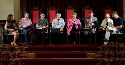 El espacio de reflexión Claustre Obert impulsado por la Universitat de València y la edición valenciana de EL PAÍS abrió este lunes sus puertas a ocho destacados científicos con ocasión de la 34ª Reunión Bienal de la Real Sociedad Española de la Física, que abordaron la situación actual de la disciplina en España y los efectos de la crisis en la investigación.