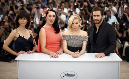 Sophie Marceau (i), Rossy de Palma (2i), Sienna Miller (2d) y Jake Gyllenhaal posan durante un pase gráfico como miembros del jurado de la 68º edición del Festival de Cine de Cannes.