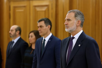 El Rey (en primer término), en presencia del presidente del Gobierno, Pedro Sánchez; la presidenta del Congreso de los Diputados, Francina Armengol, y el presidente del Senado, Pedro Rollán.