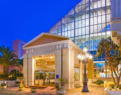 El Hotel Playacapricho es un establecimiento de cuatro estrellas de la cadena Playa Senator, ubicado en Roquetas de Mar.