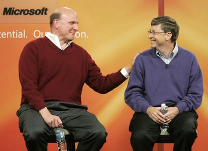 Steve Ballmer lleva acompañando a Bill Gates desde 1980, cuando entró en la compañía. Desde el año 2000 ejerce de consejero delegado, y en los últimos años ha ejercido como presidente ejecutivo de Gates. El relevo se ha hecho de manera muy escalonada para que la compañía no sufra con la partida de su fundador.