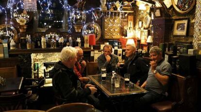 Un grupo de escoceses, en un pub de Edimburgo.