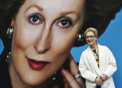 La actriz Meryl Streep posa delante de un cartel de la película <i>La Dama de Hierro</i>, basada en la vida de Margaret Thatcher, el pasado 14 de noviembre en Londres.