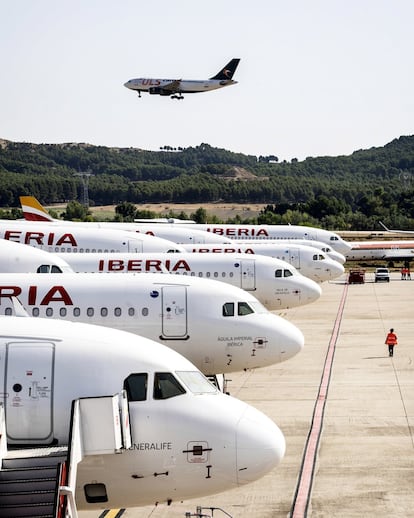 Aviones de Iberia detenidos en el aeropuerto Madrid Barajas. Algunos de ellos serán devueltos antes de tiempo a sus arrendadores (lessors) para adelgazar la flota en tiempo de crisis. Algunos aeropuertos españoles, como Teruel o Ciudad Real, han hecho negocio en estos meses preservando aviones de todas las grandes compañías europeas.