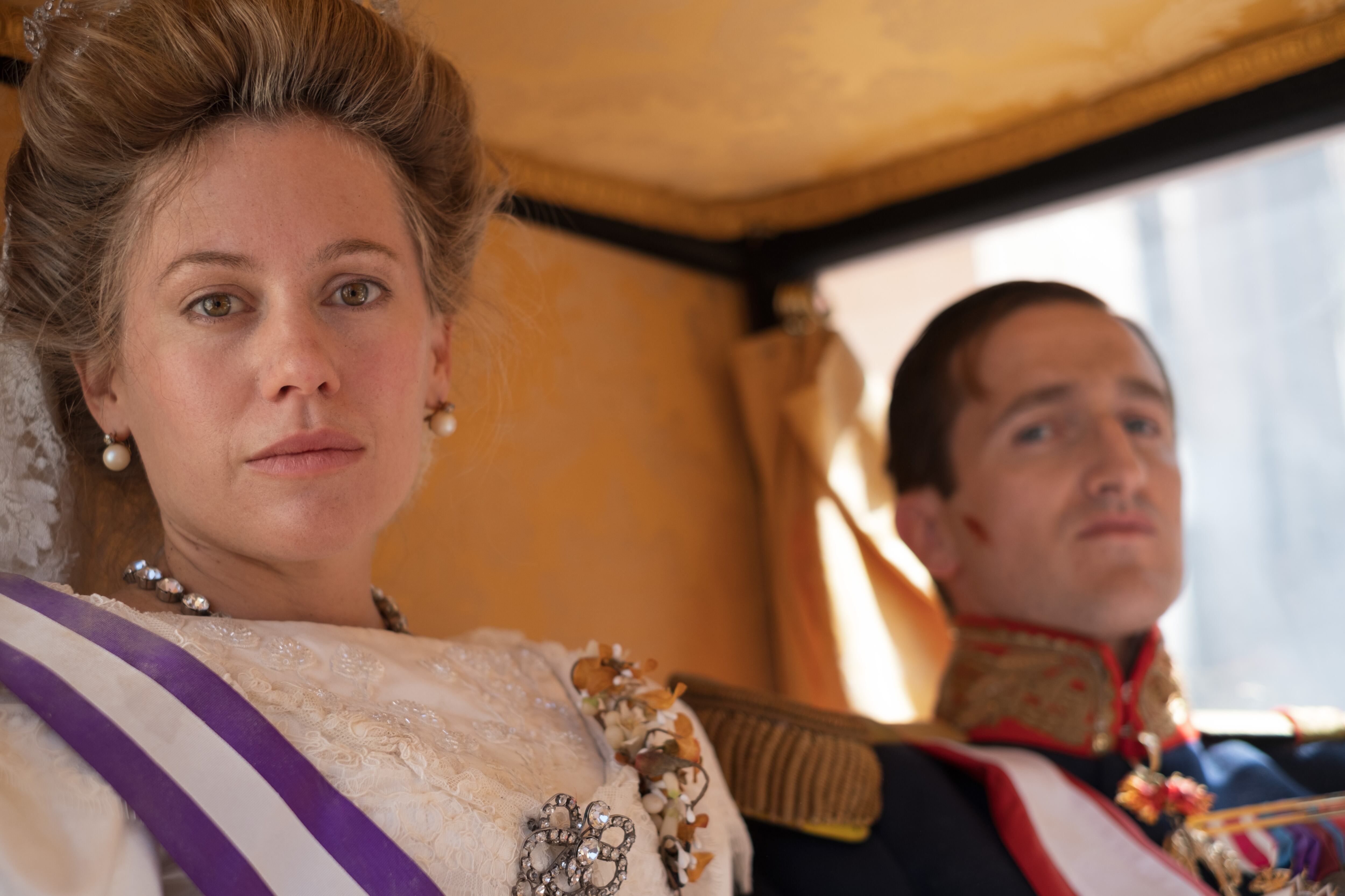 Kimberley Tell y Joan Amargós caracterizados como la reina Victoria Eugenia y el rey Alfonso XIII durante el rodaje de 'Ena'.
