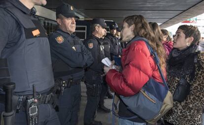 La Asamblea Feminista 8M de València durante su protesta en la puerta de la Delefación de Gobierno.