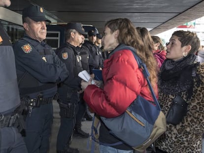 La Asamblea Feminista 8M de València durante su protesta en la puerta de la Delefación de Gobierno.