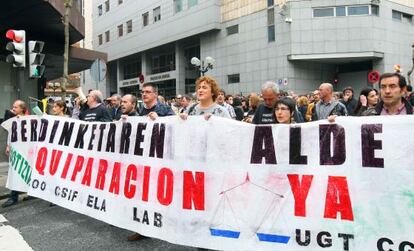 Manifestación de los funcionarios de Justicia por las calles de Bilbao.