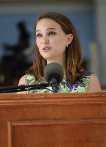 La actriz Natalie Portman, alumna de la universidad de Harvard, habla en la ceremonia de graduación.