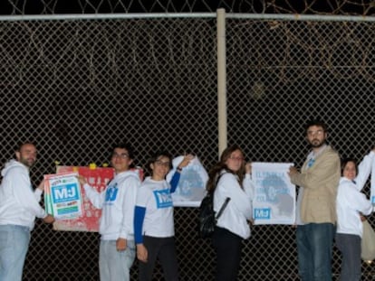 Miembros de PUM+J, integrantes de la coalici&oacute;n Primavera Europea, durante la pegada de carteles en la valla.