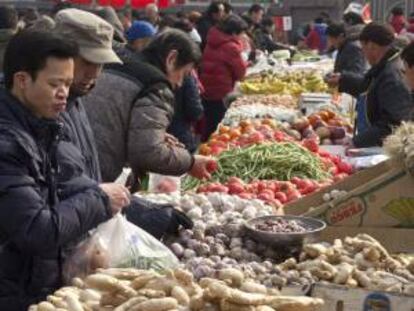 Residentes realizan compras en un mercado en el centro de Pekín (China). Cifras oficiales indican que la inflación subió un 2,6 por ciento en 2013.EFE/Archivo