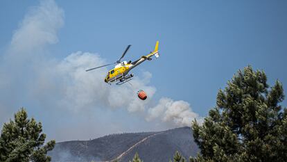 Un helicóptero se dirige a sofocar un foco activo del incendio de Pinofranqueado, Cáceres, este viernes.