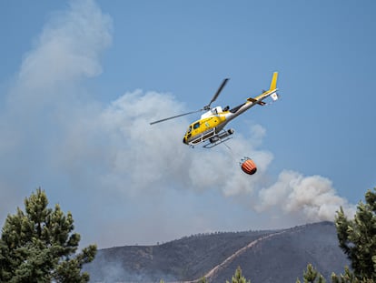 Un helicóptero se dirige a sofocar un foco activo del incendio de Pinofranqueado, Cáceres, este viernes.